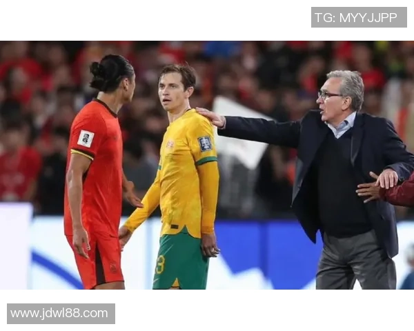 足球明星赛前意外受伤瞬间视频引发球迷热议与担忧